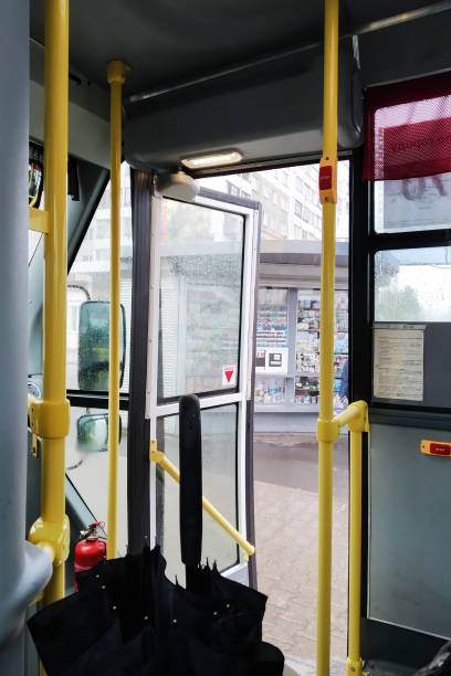puerta abierta del autobús público, dentro de la vista - bus door fotografías e imágenes de stock