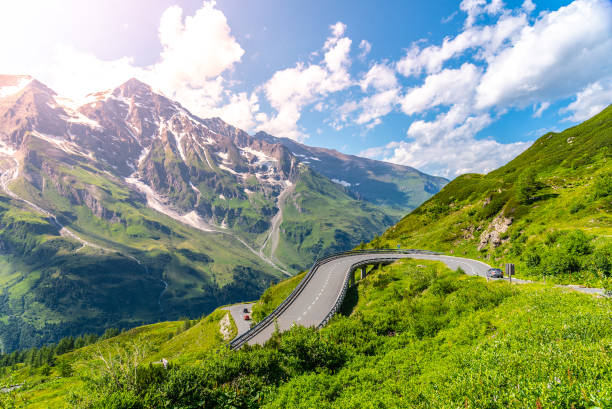 bergasphalt straße serpentin. kurvengrossglockner hochalpenstraße in hochtauern, österreich - bergstrecke stock-fotos und bilder