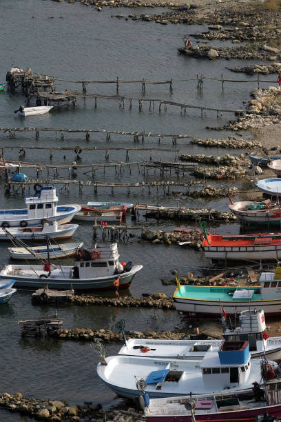 barcos de pesca y puerto en el hermoso pueblo kiyikoy - turkish culture turkey fishing boat fishing fotografías e imágenes de stock