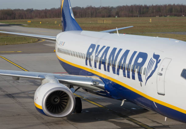 avion de boeing 737 de ryanair à l’aéroport d’eindhoven - airport window outdoors airfield photos et images de collection