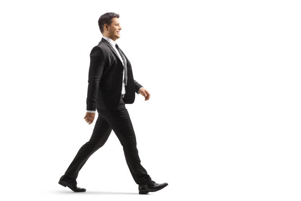 歩いているビジネスマンの完全な長さのプロフィールショット - 歩く ストックフォトと画像