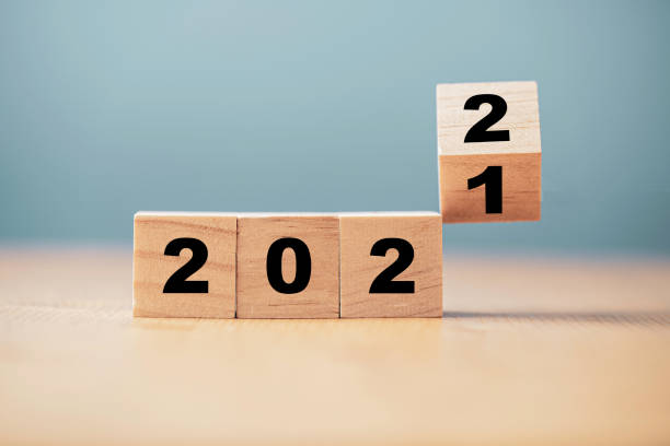 volteo de bloque de cubo de madera para el cambio 2021 a 2022 año, preparación para feliz navidad y feliz concepto de año nuevo. - year fotografías e imágenes de stock