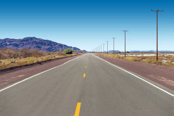 estrada plana de desaparecimento na rota 66 no deserto de mojave, na califórnia - arid climate asphalt barren blue - fotografias e filmes do acervo