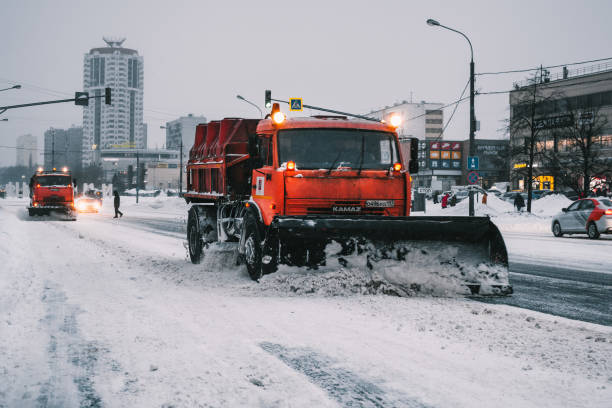 除雪装置の柱は、大雪の後、都市道路から雪を取り除いています。 - glade land construction vehicle built structure ストックフォトと画像