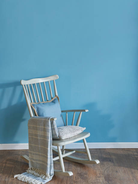 moderno soggiorno interno casa con parete blu - sedia a dondolo foto e immagini stock