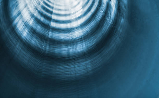 túnel azul oscuro con luz al final - shiny pipe metal tube fotografías e imágenes de stock