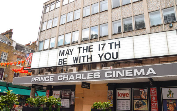 geschlossenes prince charles cinema während der sperrung, west end, london - empire cinema stock-fotos und bilder