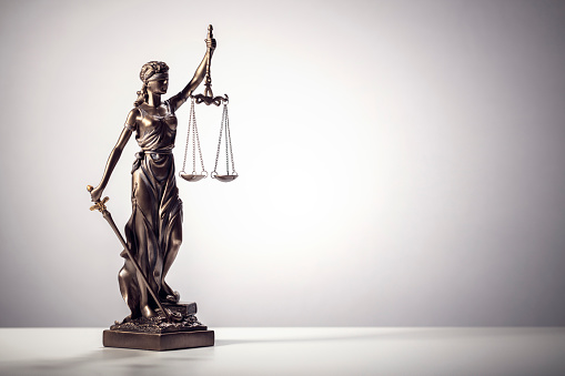 Estatua del concepto legal y jurídico de Lady Justice con escalas de antecedentes judiciales photo