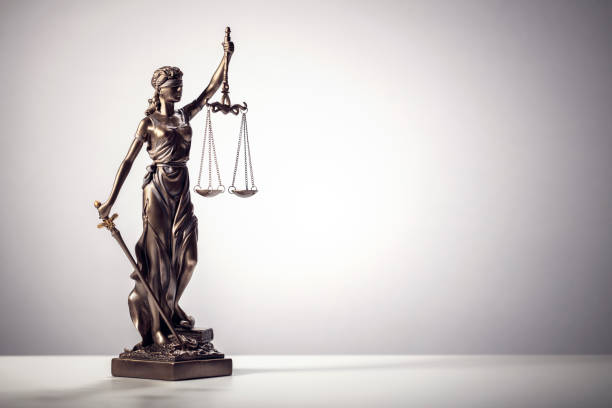 estatua del concepto legal y jurídico de lady justice con escalas de antecedentes judiciales - justicia fotografías e imágenes de stock