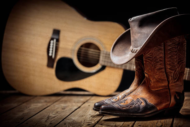 concerto dal vivo del country music festival con chitarra acustica, cappello da cowboy e stivali - wild west boot shoe cowboy foto e immagini stock