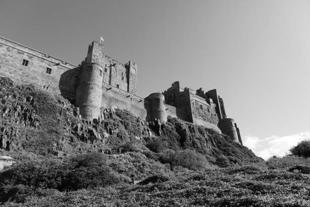흑백으로 노섬벌랜드 잉글랜드의 화창한 날 밤버그 성 외관 보기 - bamburgh bamburgh castle sand dune history 뉴스 사진 이미지