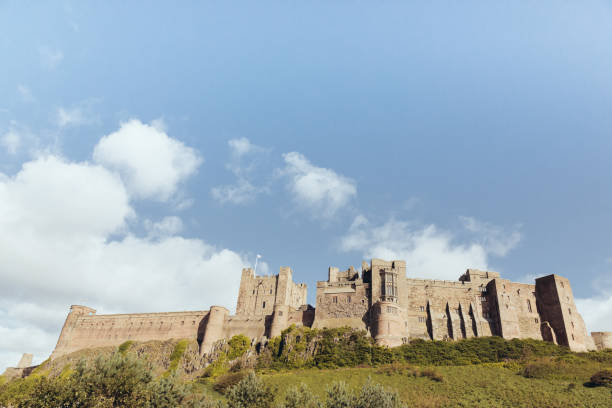 노섬벌랜드 잉글랜드의 화창한 날 밤�버그 성 외관 보기 - bamburgh bamburgh castle sand dune history 뉴스 사진 이미지