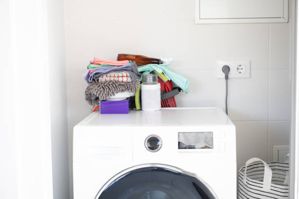 nova máquina de lavar limpa com detergentes, sabonetes e utensílios de limpeza por cima. casa limpa - cleaning domestic kitchen counter top housework - fotografias e filmes do acervo