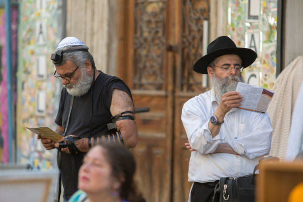 orthodoxe jüdische männer in tel aviv, israel - phylactery stock-fotos und bilder