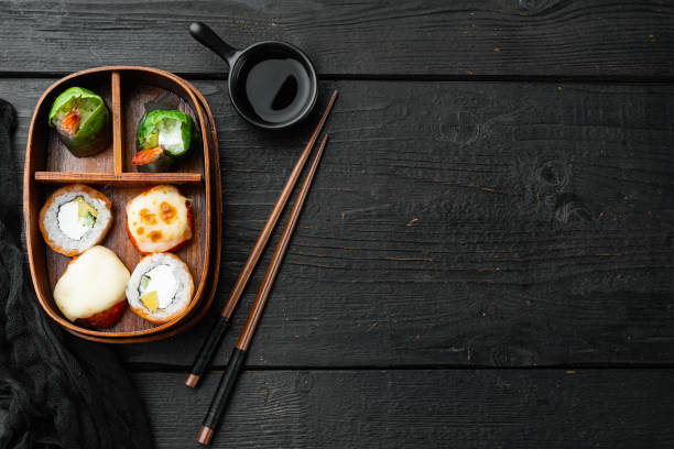 japońskie pudełko na lunch bento z pałeczkami, na czarnym drewnianym tle stołu, widok z góry płaski lay, z kopią i miejscem na tekst - bento box lunch healthy lifestyle zdjęcia i obrazy z banku zdjęć