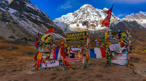 прибытие в базовый лагерь аннапурна - annapurna range стоковые фото и изображения