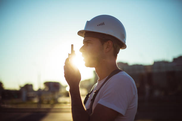 engenheiro construtor usando tablet e walkie talkie - rádio cb - fotografias e filmes do acervo