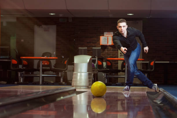 男性の足とボウリングボール - bowling holding bowling ball hobbies ストックフォトと画像