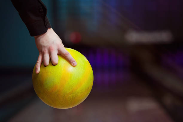 homem segurando boliche de bola - bowling holding bowling ball hobbies - fotografias e filmes do acervo