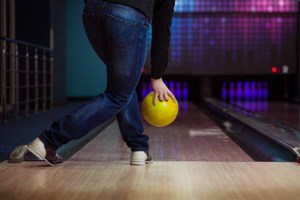 gambe maschili e palla da bowling - bowling ten pin bowling male sportsman foto e immagini stock