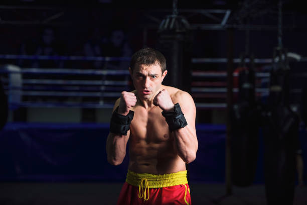 남자는 권투 체육관에서 킥을 연습 - men sweat combative sport boxing 뉴스 사진 이미지
