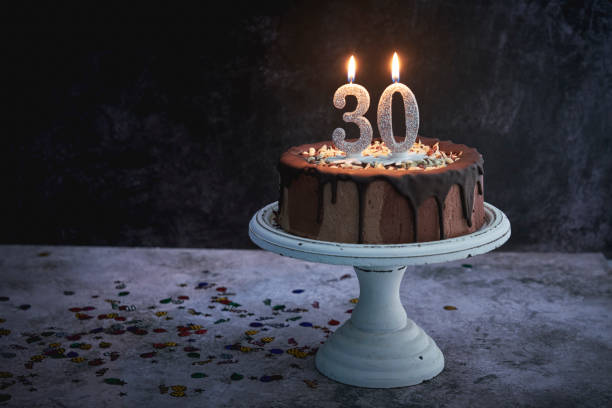 bolo de 30 anos com chocolate - gateaux birthday candle cake - fotografias e filmes do acervo