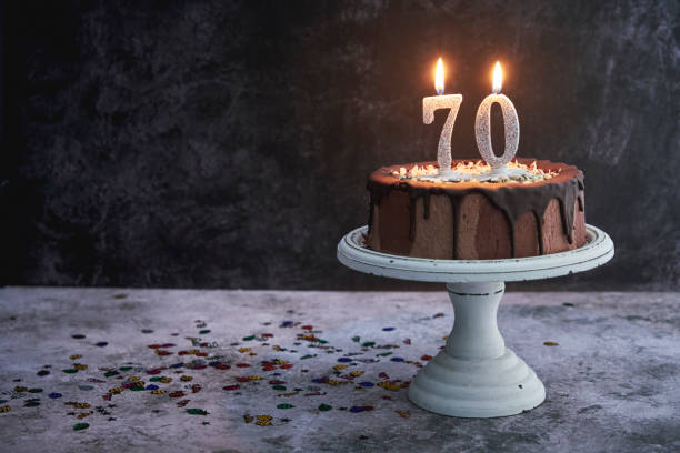 pastel de cumpleaños número 70 con chocolate - number 70 fotografías e imágenes de stock