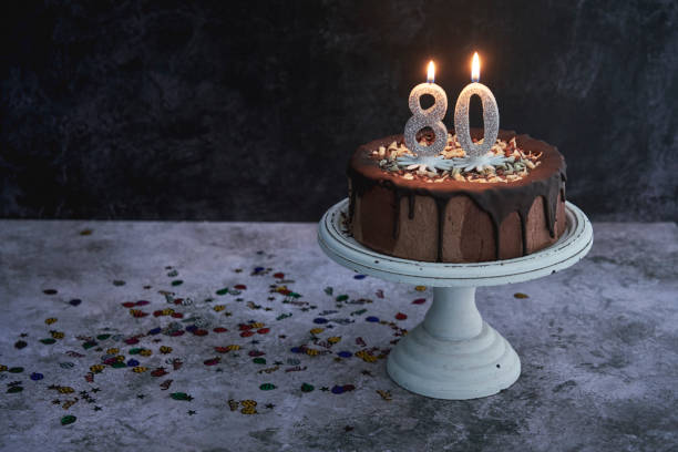 bolo de aniversário de 80 anos com chocolate - gateaux birthday candle cake - fotografias e filmes do acervo