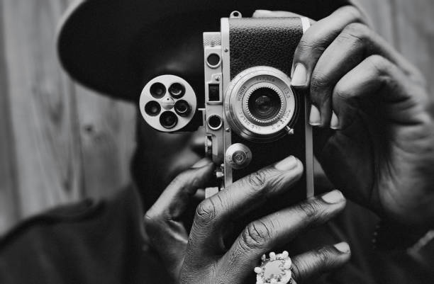 el fotógrafo - etnia negra fotos fotografías e imágenes de stock