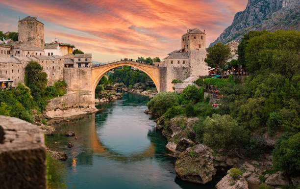 mostar, bosnie-herzégovine. le vieux pont, au coucher du soleil. voyagez en europe. - bosnia herzegovinan photos et images de collection