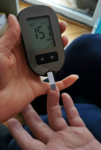 анализ сахара в крови. мужчина с диабетом дома измеряет уровень сахара в крови - diabetes high up blood sugar test glucose стоковые фото и изображения