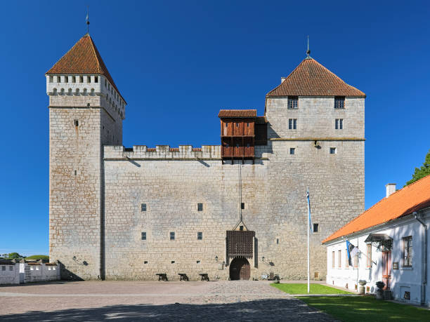 замок курессааре на острове сааремаа, эстония - medieval castle gate portcullis стоковые фото и изображения