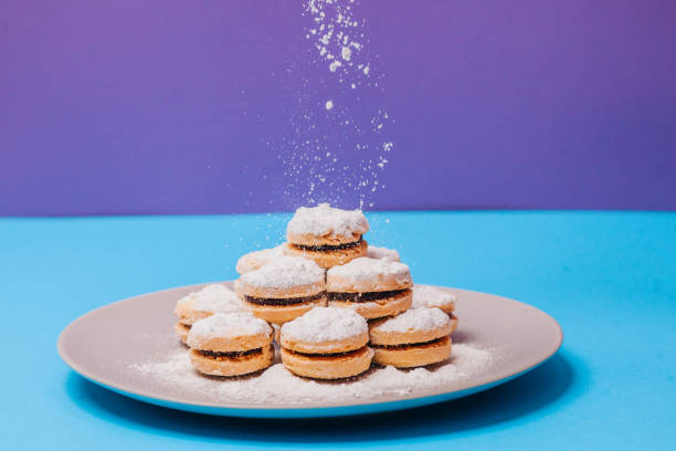 baked biscuit with jam powder with sugar - biscotti jam biscuit cookie biscuit imagens e fotografias de stock