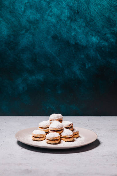 baked biscuit with jam powder with sugar - biscotti jam biscuit cookie biscuit imagens e fotografias de stock