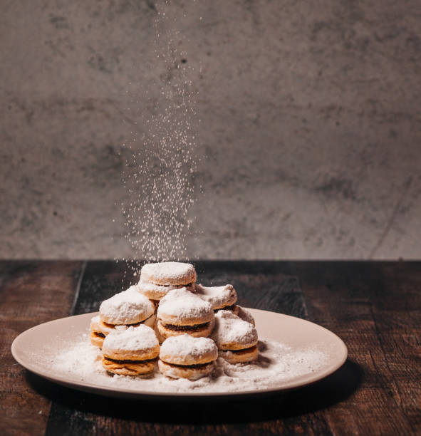 baked biscuit with jam powder with sugar - biscotti jam biscuit cookie biscuit imagens e fotografias de stock