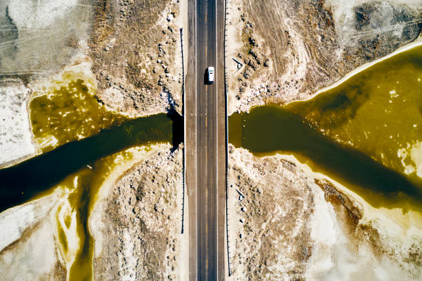 empty straight road on a causeway in winter - vista aérea de carro isolado imagens e fotografias de stock