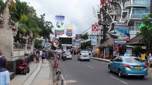 kuta road trafik i bali indonesien sydostasien, taxi, människor som går, kör motorcykel - kuta bildbanksfoton och bilder