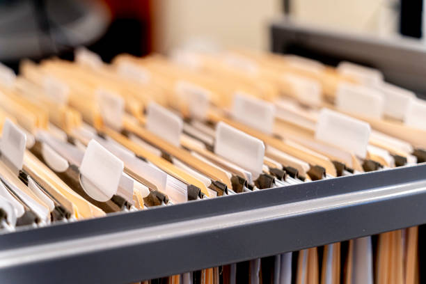 colgar archivos en el armario de llenado en una oficina - archivo fotografías e imágenes de stock