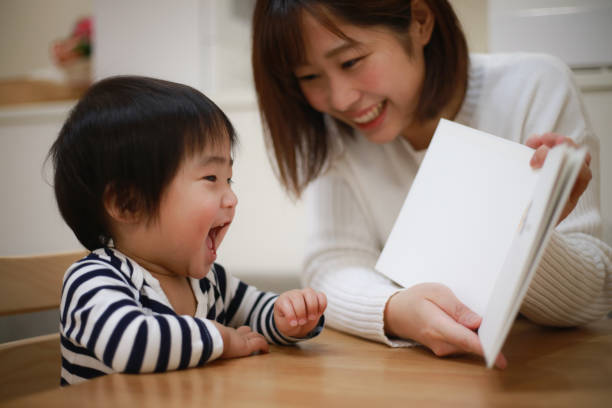 親子の読書 - child reading mother book ストックフォ��トと画像