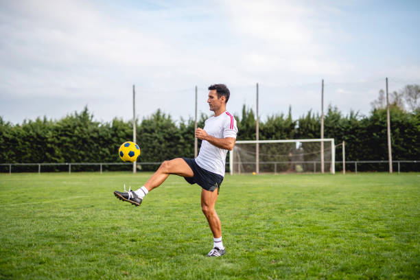 성숙한 남성 축구 선수 연습 저글링 용 공 제어 - soccer player soccer men ball 뉴스 사진 이미지