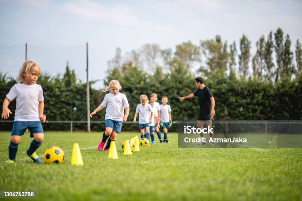 Vorjugendliche Fußballer Dribbeln Um Pylonen Stockfoto und mehr Bilder von Kind - Kind, Fußball, Fußball-Spielball