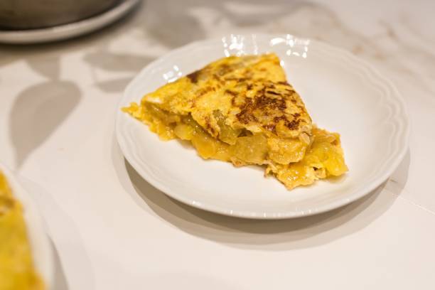 biała płyta z porcją tortilla de patatas (omlet ziemniaczany) - tortilla de patatas zdjęcia i obrazy z banku zdjęć
