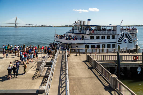 une vue du dock de ferry de fort sumter avec des touristes à charleston, caroline du sud, etats-unis - charleston harbor photos et images de collection