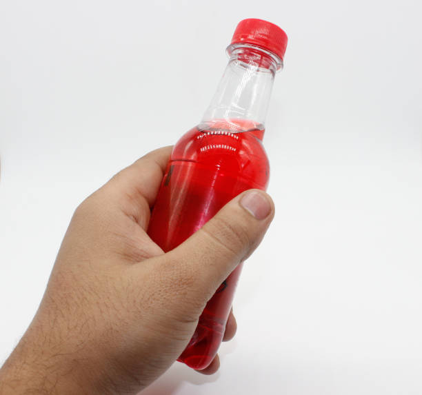 картина бутылки энергетического напитка с избирательным фокусом - drink sport cola can стоковые фото и изображения