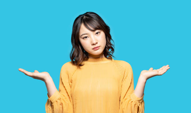 若い女性は2つのことと比較する。 - people worried confusion women ストックフォトと画像