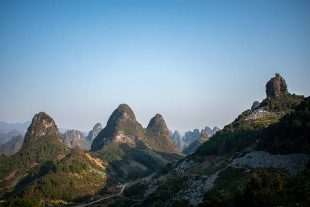 collines et ciel bleu - yangshuo photos et images de collection