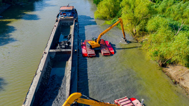 강의 공중 보기, 운하는 굴삭기에 의해 준설되고있다 - barge canal construction engineering 뉴스 사진 이미지