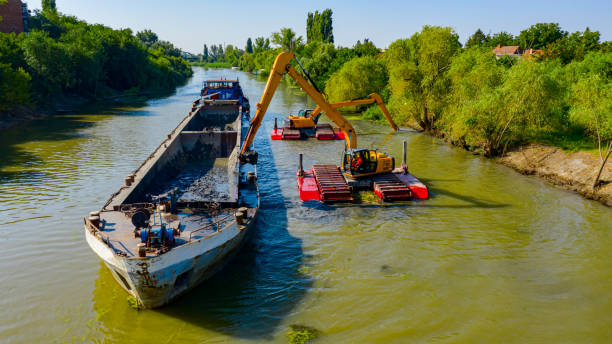 vista aérea do rio, canal está sendo dragado por escavadeiras - barge canal construction engineering - fotografias e filmes do acervo