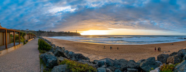 panorama bei sonnenuntergang am strand plage de la petite cambre d'amour in biarritz - bamburgh northumberland england white beach stock-fotos und bilder