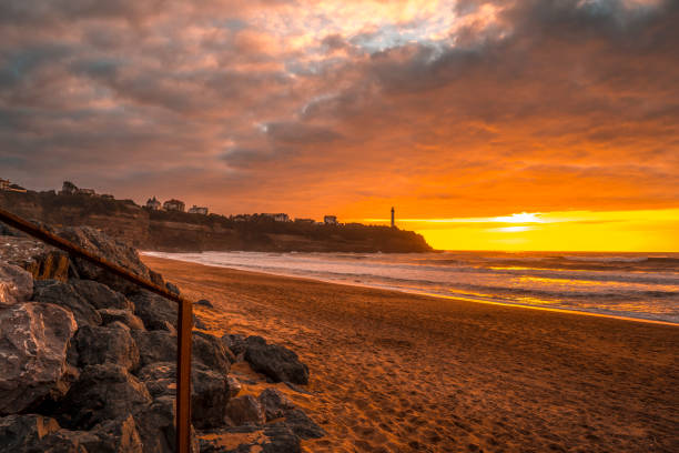 coucher de soleil sur la plage de biarritz appelé plage de la petite maison de l’amour. france - northumberland england bamburgh lighthouse beach photos et images de collection